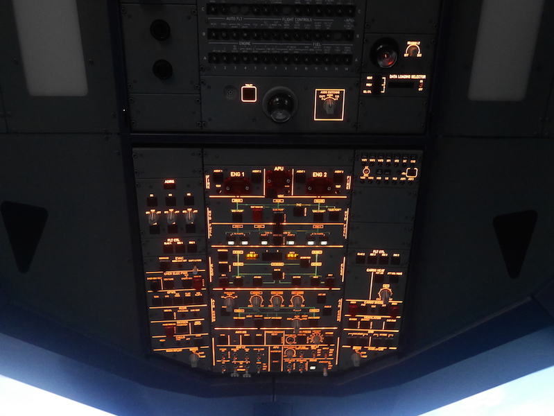 オーバーヘッドパネル